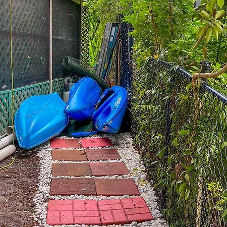 Pams Mermaid House With Riverfront Yard And Lanai! Lägenhet Weeki Wachee Exteriör bild