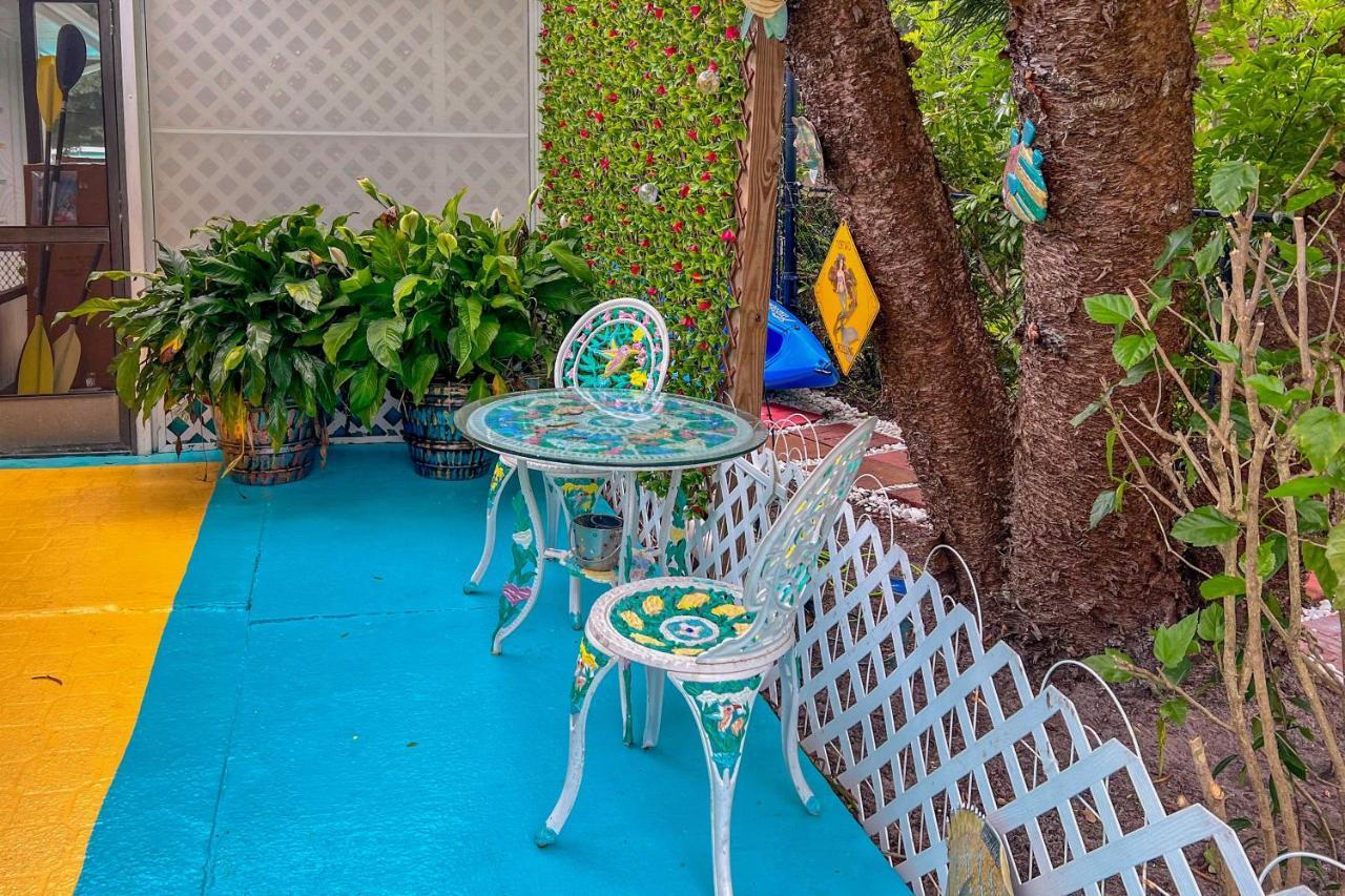 Pams Mermaid House With Riverfront Yard And Lanai! Lägenhet Weeki Wachee Exteriör bild
