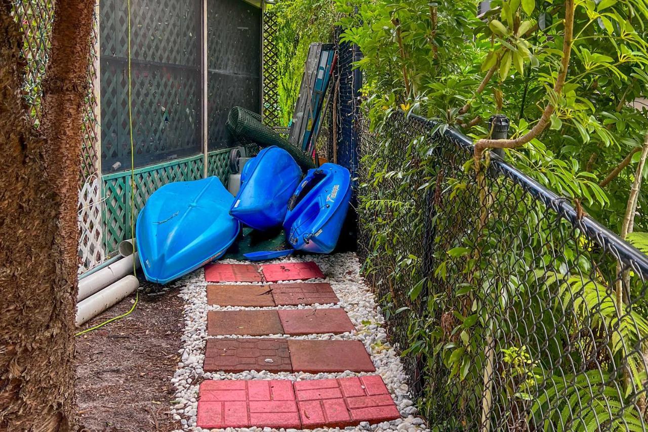 Pams Mermaid House With Riverfront Yard And Lanai! Lägenhet Weeki Wachee Exteriör bild
