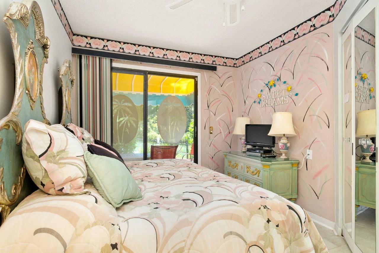 Pams Mermaid House With Riverfront Yard And Lanai! Lägenhet Weeki Wachee Exteriör bild