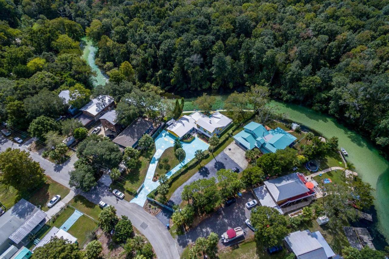 Pams Mermaid House With Riverfront Yard And Lanai! Lägenhet Weeki Wachee Exteriör bild